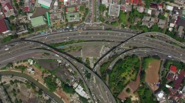 JAKARTA - Endonezya. 19 Mart 2020: Jakarta şehir trafiği 4K hava görüntüleri 