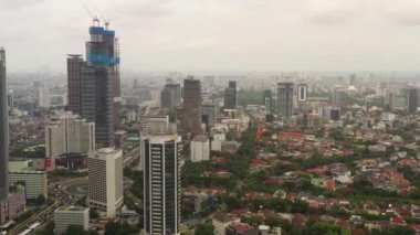 JAKARTA - Endonezya. 19 Mart 2020: Jakarta şehrinin güzel hava manzarası modern ofis binalarıyla gökyüzü 