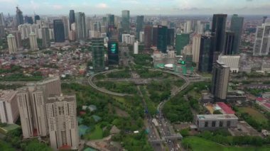 JAKARTA - Endonezya. 19 Mart 2020: Jakarta şehrinin güzel hava manzarası modern ofis binalarıyla gökyüzü 