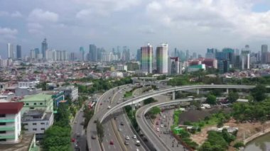 JAKARTA - Endonezya. 19 Mart 2020: Jakarta şehir trafiği 4K hava görüntüleri 