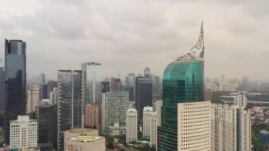 JAKARTA - Endonezya. 19 Mart 2020: Jakarta şehrinin güzel hava manzarası modern ofis binalarıyla gökyüzü 