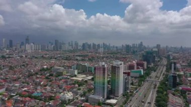 JAKARTA - Endonezya. 19 Mart 2020: Jakarta şehrinin güzel hava manzarası modern ofis binalarıyla gökyüzü 