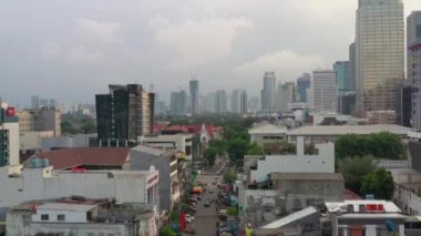 JAKARTA - Endonezya. 19 Mart 2020: Jakarta şehir trafiği 4K hava görüntüleri 