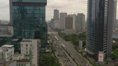 JAKARTA - Endonezya. 19 Mart 2020: Jakarta şehir trafiği 4K hava görüntüleri 