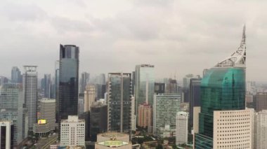 JAKARTA - Endonezya. 19 Mart 2020: Jakarta şehrinin güzel hava manzarası modern ofis binalarıyla gökyüzü 