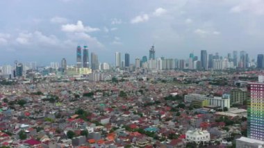 JAKARTA - Endonezya. 19 Mart 2020: Jakarta şehrinin güzel hava manzarası modern ofis binalarıyla gökyüzü 