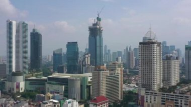 JAKARTA - Endonezya. 19 Mart 2020: Jakarta şehrinin güzel hava manzarası modern ofis binalarıyla gökyüzü 