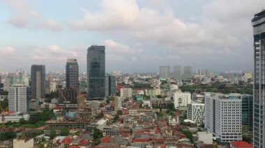 JAKARTA - Endonezya. 19 Mart 2020: Jakarta şehrinin güzel hava manzarası modern ofis binalarıyla gökyüzü 