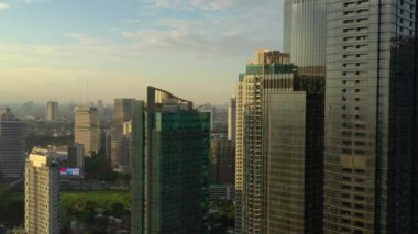 JAKARTA - Endonezya. 19 Mart 2020: Jakarta şehrinin güzel hava manzarası modern ofis binalarıyla gökyüzü 