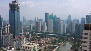 JAKARTA - Endonezya. 19 Mart 2020: Jakarta şehrinin güzel hava manzarası modern ofis binalarıyla gökyüzü 