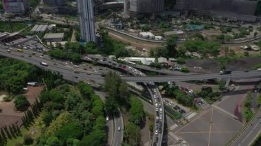 JAKARTA - Endonezya. 19 Mart 2020: Jakarta şehir trafiği 4K hava görüntüleri 
