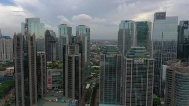 JAKARTA - Endonezya. 19 Mart 2020: Jakarta şehrinin güzel hava manzarası modern ofis binalarıyla gökyüzü 