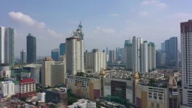 JAKARTA - Endonezya. 19 Mart 2020: Jakarta şehrinin güzel hava manzarası modern ofis binalarıyla gökyüzü 