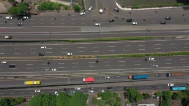 JAKARTA - Endonezya. 19 Mart 2020: Jakarta şehir trafiği 4K hava görüntüleri 