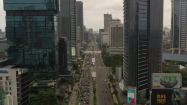 JAKARTA - Endonezya. 19 Mart 2020: Jakarta şehir trafiği 4K hava görüntüleri 