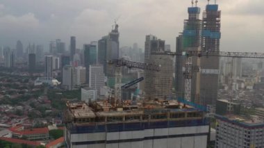JAKARTA - Endonezya. 19 Mart 2020: Jakarta şehrinin güzel hava manzarası modern ofis binalarıyla gökyüzü 