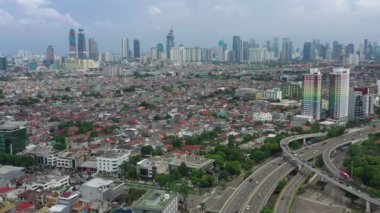 JAKARTA - Endonezya. 19 Mart 2020: Jakarta şehrinin güzel hava manzarası modern ofis binalarıyla gökyüzü 