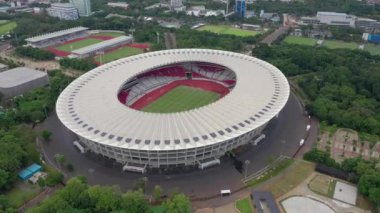 JAKARTA, INDONESIA - JANUARY 22 2020: güneşli bir gün jakarta şehri şehir merkezindeki ünlü havadan iniş panoraması 4k dolaylarında 22 Ocak 2020 jakarta, Endonezya.