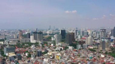 JAKARTA - Endonezya. 19 Mart 2020: Jakarta şehrinin güzel hava manzarası modern ofis binalarıyla gökyüzü 
