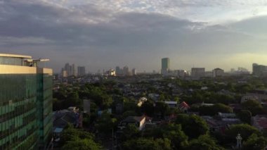 JAKARTA - Endonezya. 19 Mart 2020: Jakarta şehrinin güzel hava manzarası modern ofis binalarıyla gökyüzü 