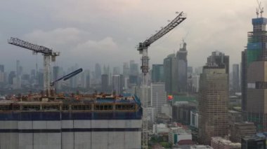 JAKARTA - Endonezya. 19 Mart 2020: Jakarta şehrinin güzel hava manzarası modern ofis binalarıyla gökyüzü 