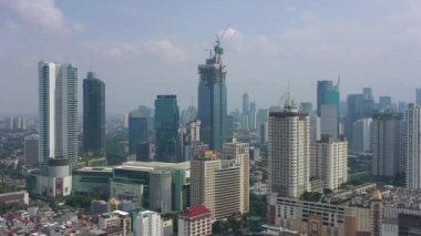JAKARTA - Endonezya. 19 Mart 2020: Jakarta şehrinin güzel hava manzarası modern ofis binalarıyla gökyüzü 