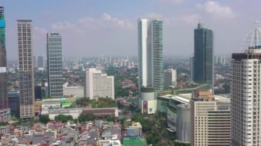 JAKARTA - Endonezya. 19 Mart 2020: Jakarta şehrinin güzel hava manzarası modern ofis binalarıyla gökyüzü 