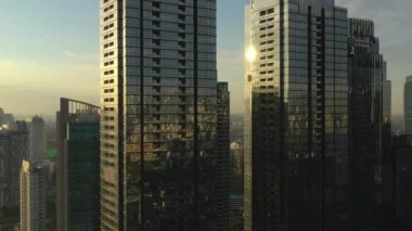 JAKARTA - Endonezya. 19 Mart 2020: Jakarta şehrinin güzel hava manzarası modern ofis binalarıyla gökyüzü 