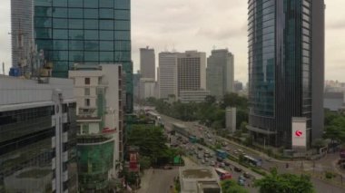 JAKARTA - Endonezya. 19 Mart 2020: Jakarta şehir trafiği 4K hava görüntüleri 