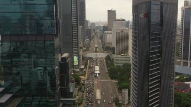 JAKARTA - Endonezya. 19 Mart 2020: Jakarta şehir trafiği 4K hava görüntüleri 