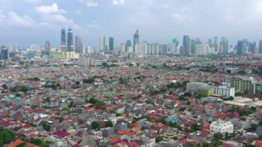 JAKARTA - Endonezya. 19 Mart 2020: Jakarta şehrinin güzel hava manzarası modern ofis binalarıyla gökyüzü 