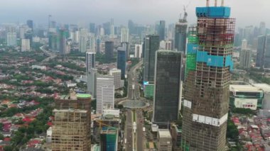 JAKARTA - Endonezya. 19 Mart 2020: Jakarta şehir trafiği 4K hava görüntüleri 