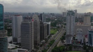 JAKARTA - Endonezya. 19 Mart 2020: Jakarta şehrinin güzel hava manzarası modern ofis binalarıyla gökyüzü 