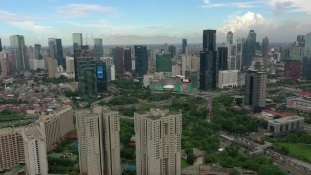 ジャカルタ インドネシア 2020年3月19日 近代的なオフィスビルとジャカルタ市内スカイラインの美しい空中風景 — ストック動画