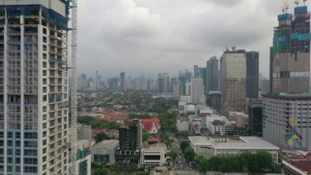 ジャカルタ インドネシア 2020年3月19日 近代的なオフィスビルとジャカルタ市内スカイラインの美しい空中風景 — ストック動画