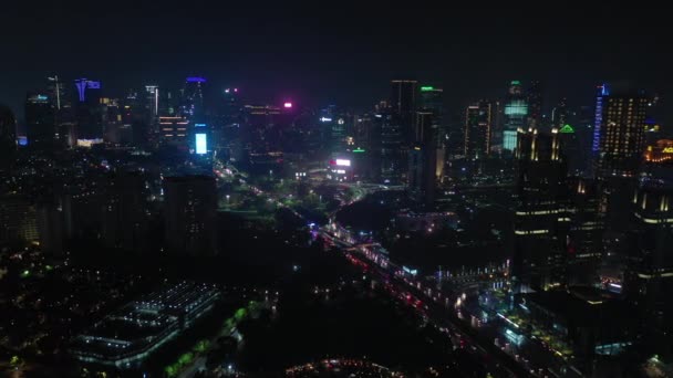 ジャカルタ インドネシア 2020年3月19日 近代的なオフィスビルとジャカルタの都市スカイラインの夜の時間の美しい航空風景 — ストック動画