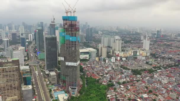 ジャカルタ インドネシア 2020年3月19日 近代的なオフィスビルとジャカルタ市内スカイラインの美しい空中風景 — ストック動画