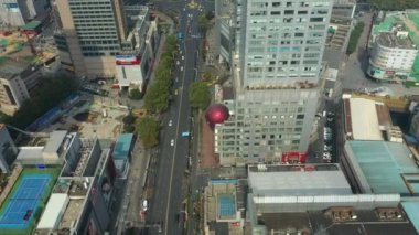 Nanjing Şehri üzerindeki gündüz uçuşu hava trafiği 4K görüntüsü