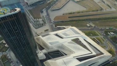 Nanjing Şehri üzerindeki gündüz uçuşu hava trafiği 4K görüntüsü