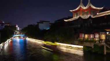 Gece vakti nehir kenarı hava manzarası 4K zaman dilimi görüntüsü