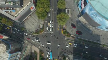 Nanjing Şehri üzerindeki gündüz uçuşu hava trafiği 4K görüntüsü