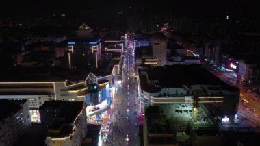 Gece aydınlatması qingdao şehri şehir merkezindeki ünlü trafik sokağı üst tarafı havadan 4K çin.