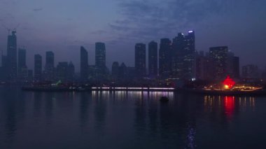 Güneşli bir gün Qingdao şehri Olimpiyat Körfezi deniz feneri şehir merkezindeki 4k porselen panorama