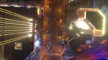 Gece aydınlatması qingdao şehri şehir merkezindeki ünlü trafik sokağı üst tarafı havadan 4K çin.