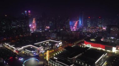 Gece aydınlatması qingdao şehri şehir merkezindeki ünlü trafik sokağı üst tarafı havadan 4K çin.