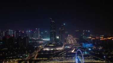 Nanjing Şehri üzerinde gece uçuşu. Hava trafiği. 4K görüntü.