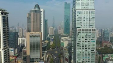 Nanjing Şehri üzerindeki gündüz uçuşu hava trafiği 4K görüntüsü
