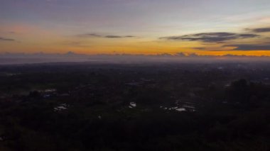 Tropikal sahilde inanılmaz bir gün batımı.