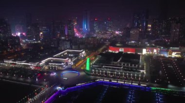 Gece aydınlatması qingdao şehri şehir merkezindeki ünlü trafik sokağı üst tarafı havadan 4K çin.