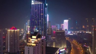 Gece aydınlatması qingdao şehri şehir merkezindeki ünlü trafik sokağı üst tarafı havadan 4K çin.